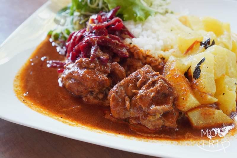 旭川「スサンタキッチン」のチキンカレーと大根カレーの2種盛り