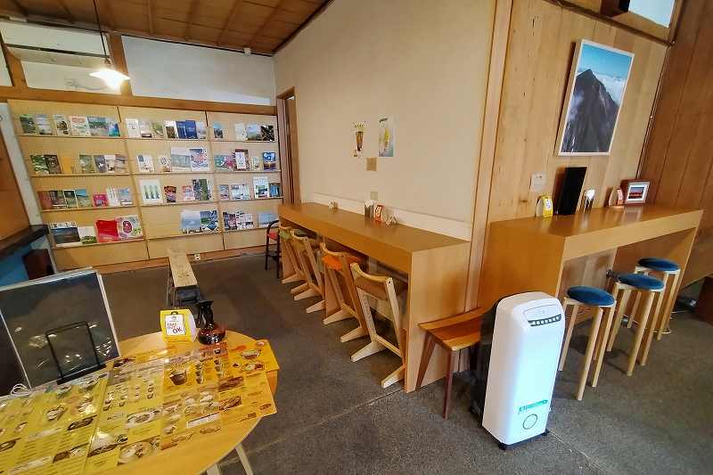 旭川家具のイスが配されたカウンター席がある福吉カフェ 旭橋本店の内観