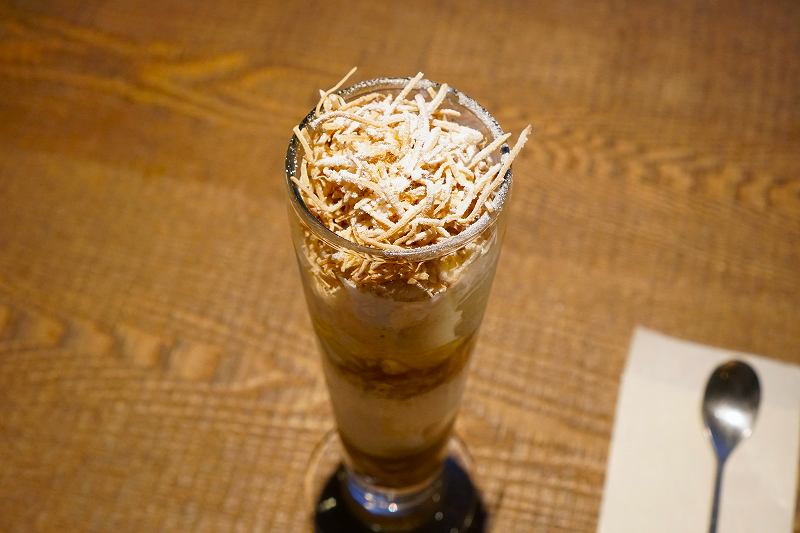 ブンカフェーの「ココナッツパフェ(税込1170円)」がテーブルに置かれている
