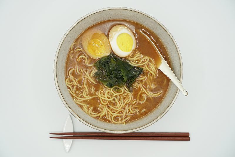 ゆで卵とわかめをトッピングした蜂屋の袋ラーメンがテーブルに置かれている