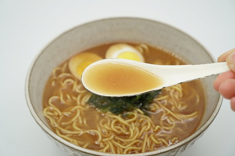 蜂屋の袋ラーメンのスープをれんげですくっている様子