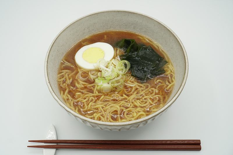 ゆで卵・わかめ・長ネギがトッピングされた天金の袋ラーメン