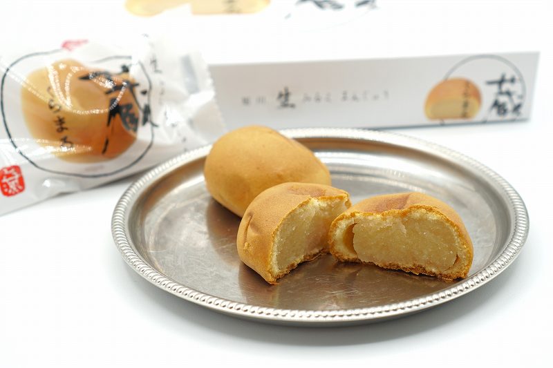半分に割ったみるくまんじゅう「蔵〇(くらまる)」がテーブルに置かれている