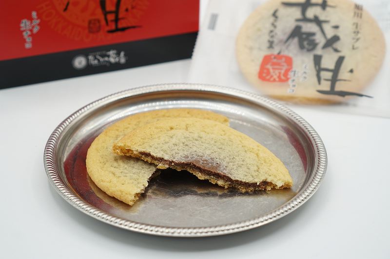 半分にカットされた蔵生の「ミルク生チョコ味」が皿にのせられ、テーブルに置かれている