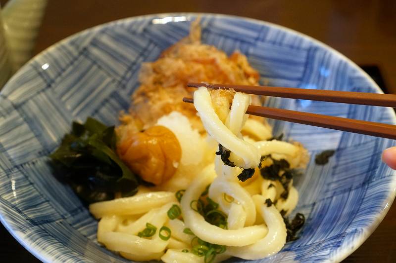 手作りうどん杉の「ぶっかけ梅自慢うどん（税込840円）」の麺を箸で持ち上げている様子