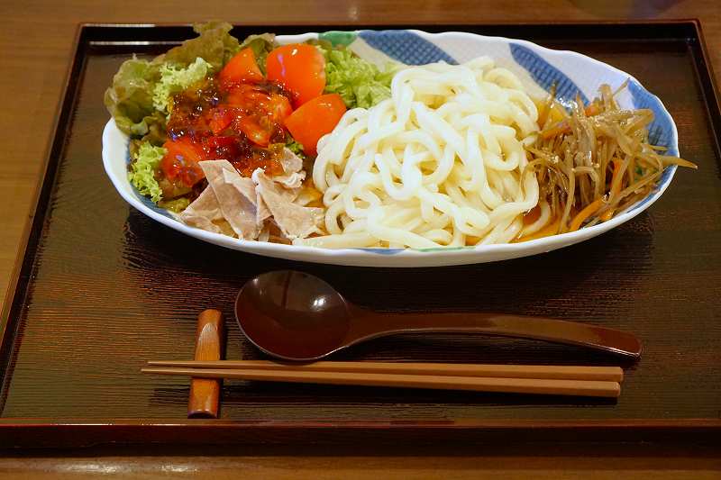 手作りうどん杉の「【季節限定】きんぴらの冷やしうどん（税込940円）」がテーブルに置かれている