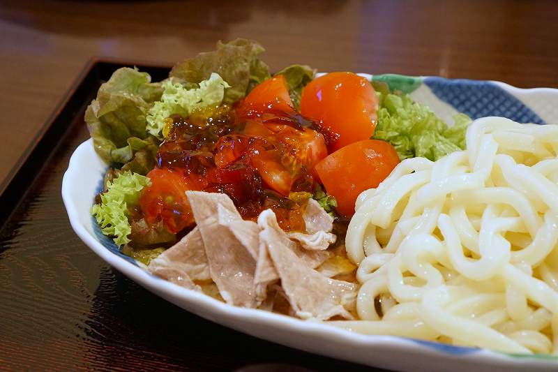 手作りうどん杉の「【季節限定】きんぴらの冷やしうどん（税込940円）」がテーブルに置かれている