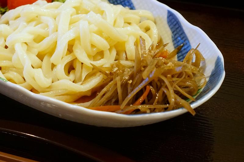 きんぴらごぼうのうどんがテーブルに置かれている