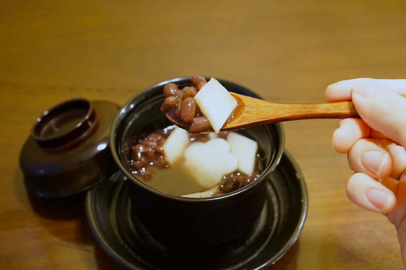 手作りうどん杉のうどんぜんざいをスプーンですくいあげている様子