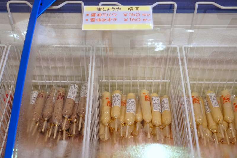 「醤油ミルク」と「醤油あずき」の2種類のアイスキャンディーが冷凍庫の中にたくさん並べられている