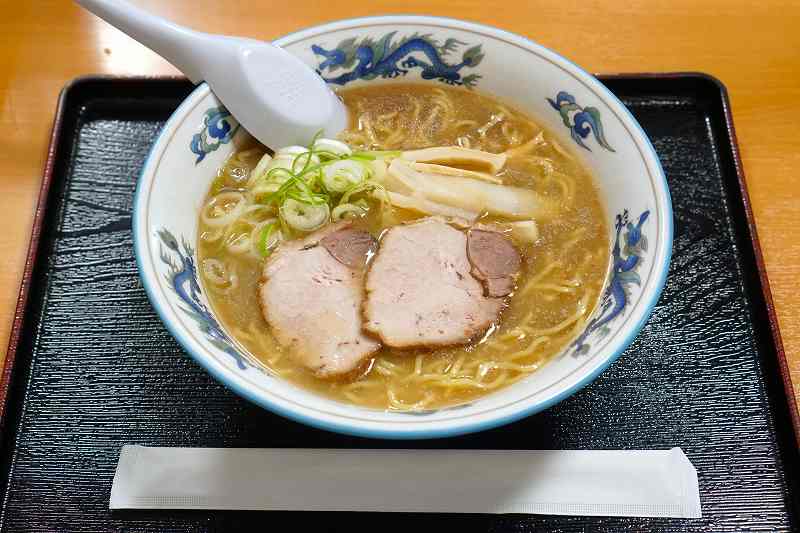 らーめんや天金の「正油ラーメン（税込800円）」がテーブルに置かれている