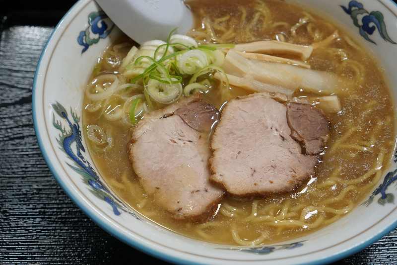 らーめんや天金の正油ラーメンがテーブルに置かれている