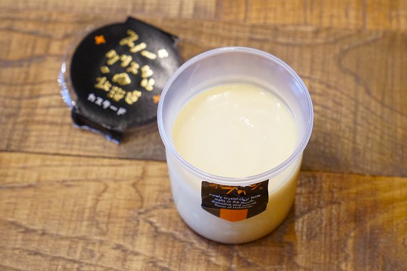 フタをあけたスノークリスタル北海道の旭川 奇跡のプリン カスタードがテーブルに置かれている