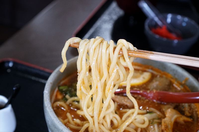 豚丼大手門　ホルモンラーメンの麺