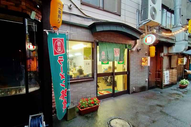 ラーメンの蜂屋 五条創業店の、旭川5.7小路ふらりーと 中小路側の入口外観