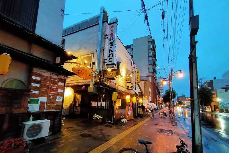 飲食店がひしめきあう「旭川5.7小路ふらりーと」の外観