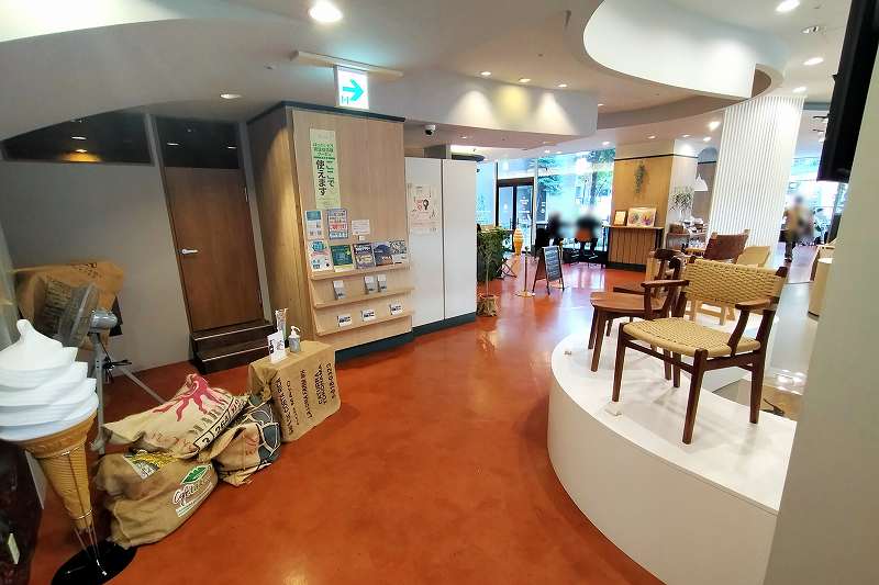 ヨシノリコーヒー旭川駅前店と東川ミーツの入口内観