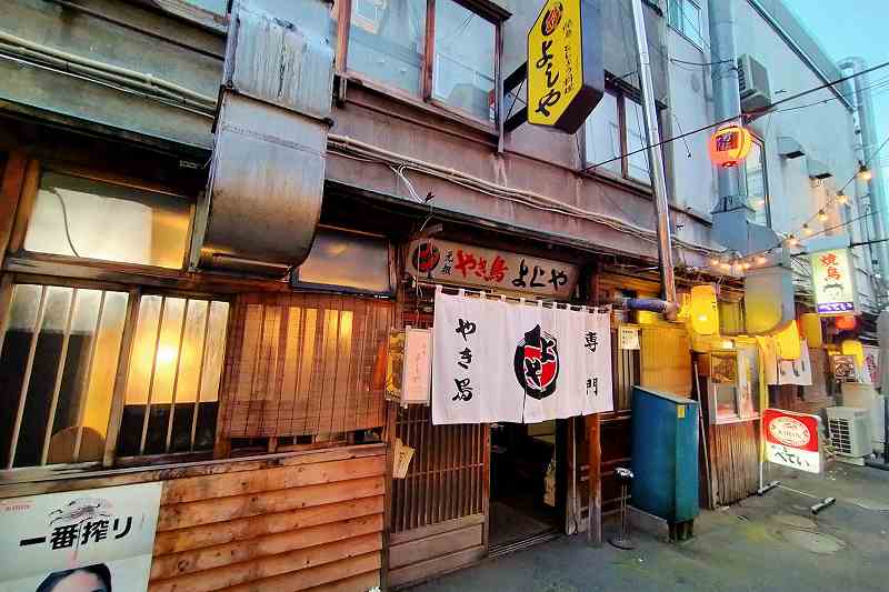 焼鳥どじょうよしや　店舗外観（夜）