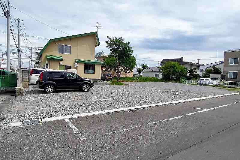 豚丼大手門　店舗裏駐車場