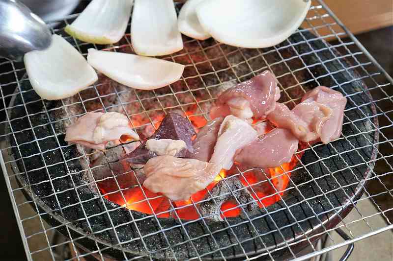 馬場ホルモン 七厘の上でホルモンを焼いている