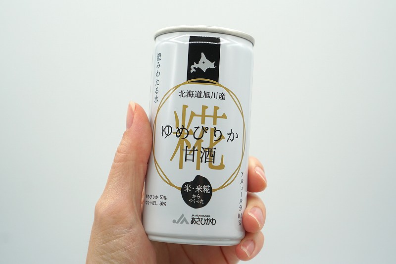 「旭川産ゆめぴりか甘酒 190g （税込238円）」を手に持っている様子