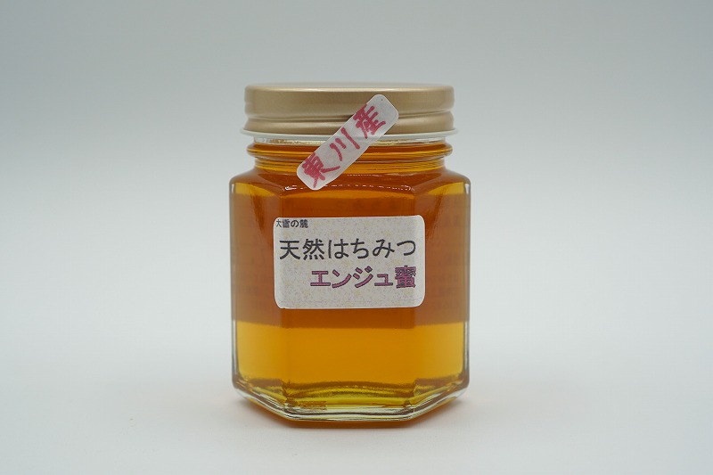 旭川の隣まち・東川町で生産された「東八(とうはち)ストア」のはちみつがテーブルに置かれている