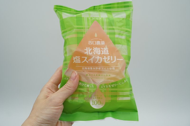 谷口農場の「北海道塩スイカゼリー 22g×8個入（税込400円）」を手に持っている様子