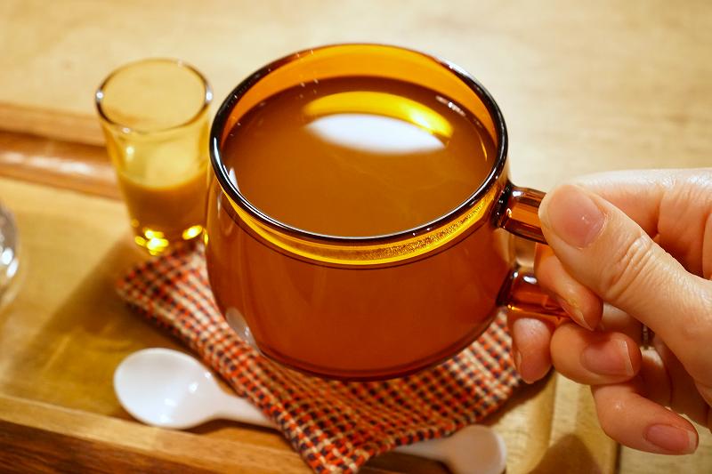 スイッチフレーバーの「サマハンストレートティー(税込630円)」を手に持っている様子