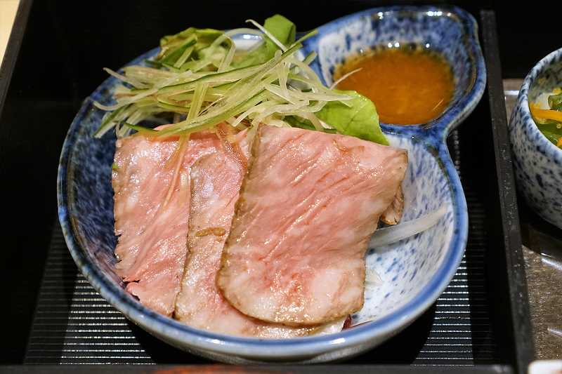 花月会館料亭かぶと　ローストビーフ