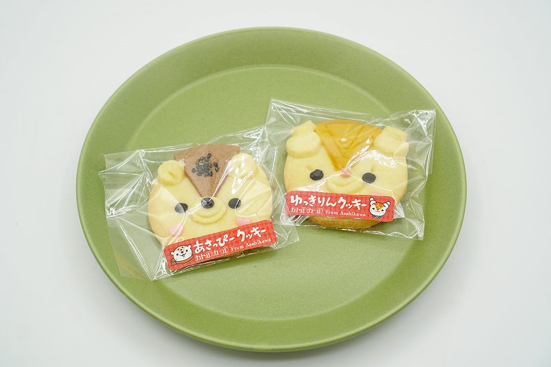 旭川のゆるキャラ「あさっぴー」と「ゆっきりん」のクッキー(各 税込190円)が皿にのせられ、テーブルに置かれている