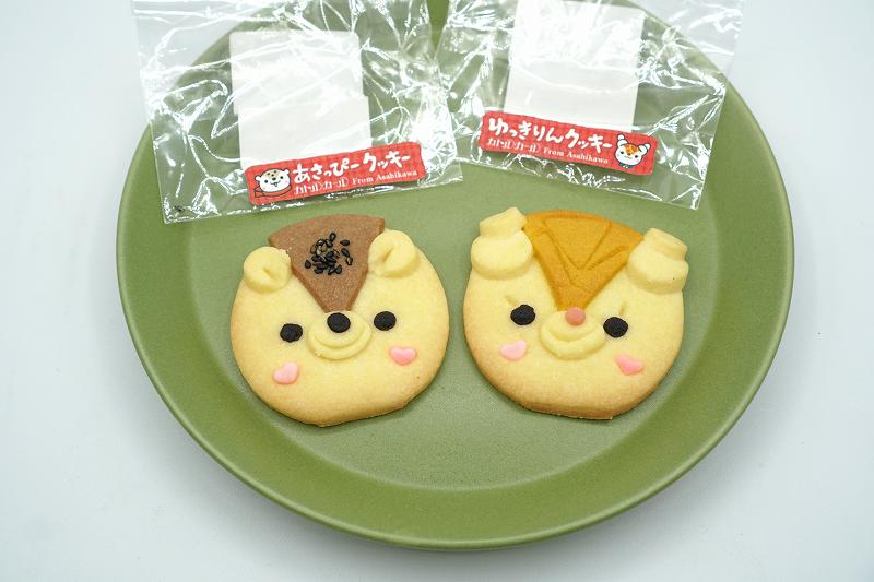 旭川のゆるキャラ「あさっぴー」と「ゆっきりん」のクッキー(各 税込190円)が皿にのせられ、テーブルに置かれている