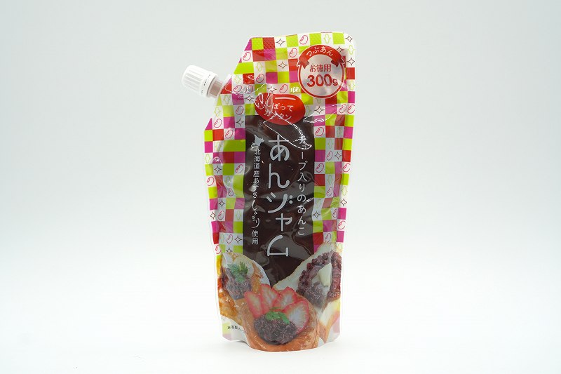 福居製餡所のチューブ入りあんこ「あんジャム」がテーブルに置かれている