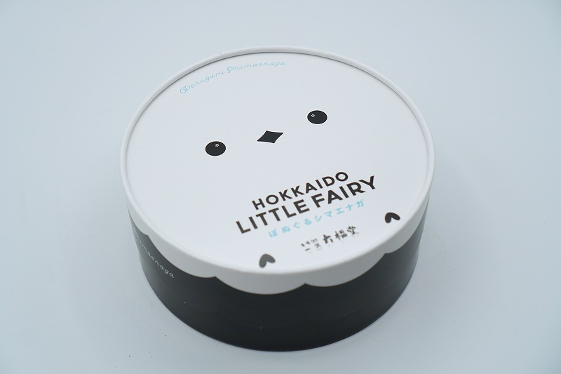 一久大福堂の「ぽぬぐるシマエナガ 8個入り(税込1200円)」の箱がテーブルに置かれている