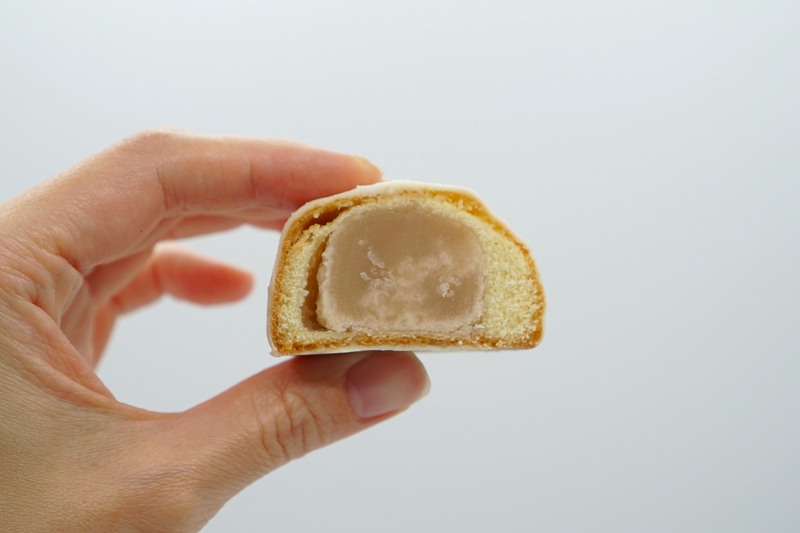 半分にカットされたぽぬぐるシマエナガを手に持っている様子