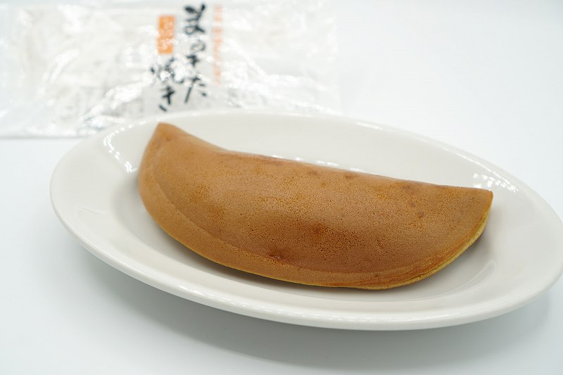 袋から出した菓子処まるきたの「まるきた焼き」がテーブルに置かれている