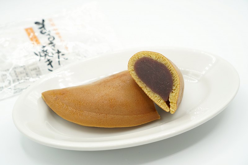 半分にカットされた菓子処まるきたの「まるきた焼き」がテーブルに置かれている