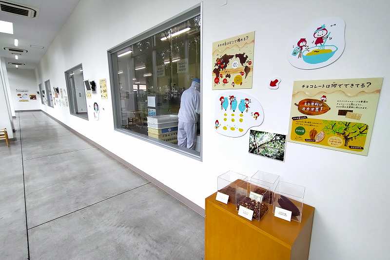 壺屋の工場見学スペース「き花ファクトリー」の通路の様子