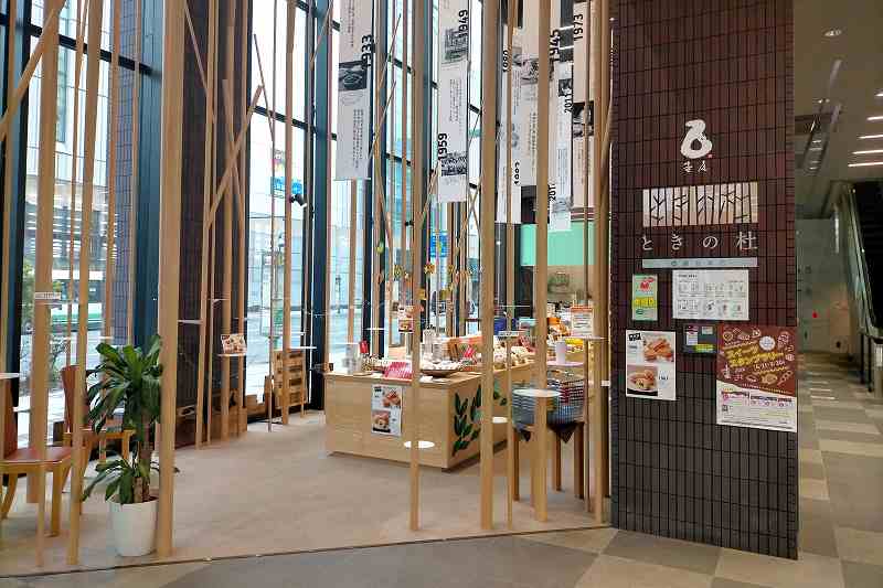 ビルの1階に入る「壺屋 ときの杜 買物公園店」外観