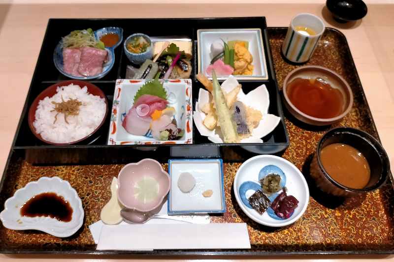 花月会館 料亭かぶと　松花堂弁当