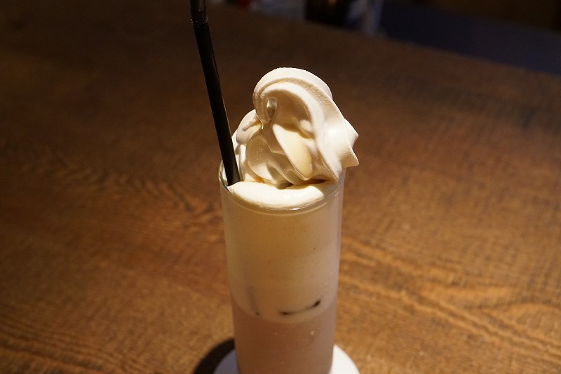 ブンカフェーの「黒蜜がけ 小倉フロート(税込690円)」がテーブルに置かれている