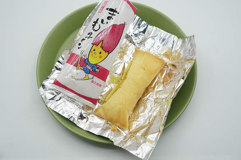包みを開けたまいもチャンがテーブルに置かれている