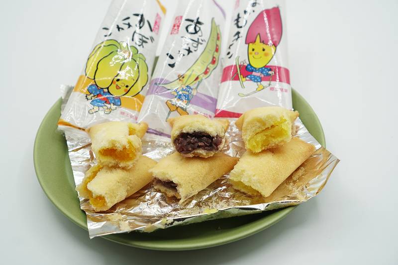 半分に割られた、あず・かぼ・まいもチャンがテーブルに置かれている
