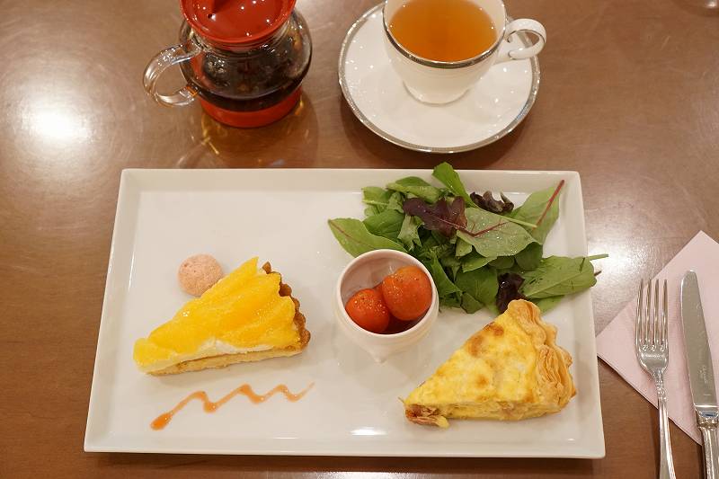 パティスリーサロンドールの「キッシュプレート(税込1430円)」がテーブルに置かれている