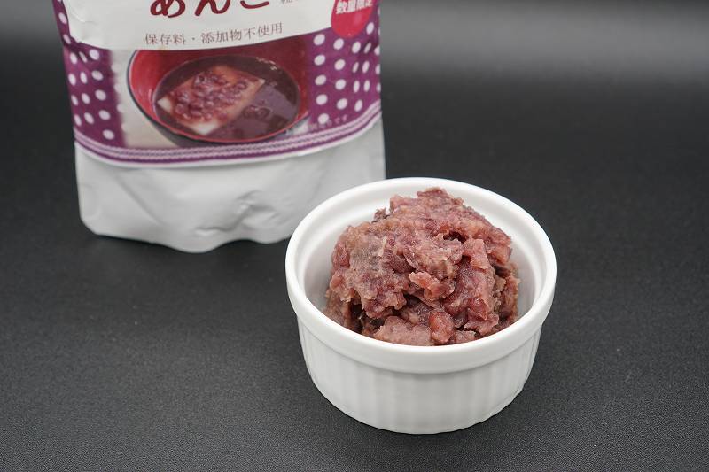 白い器に入れられた「谷口農場の小豆でつくった 粒あん 300g（税込486円）」がテーブルに置かれている