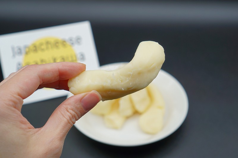 ジャパチーズアサヒカワのチェダーチーズを手に持っている様子