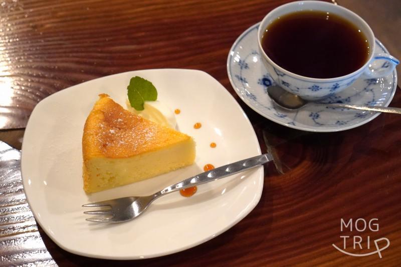 珈琲亭ちろるのスフレチーズケーキとコーヒーがテーブルに置かれている