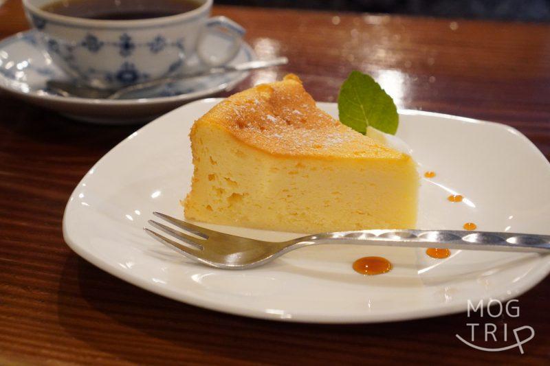 珈琲亭ちろるのスフレチーズケーキとコーヒーがテーブルに置かれている