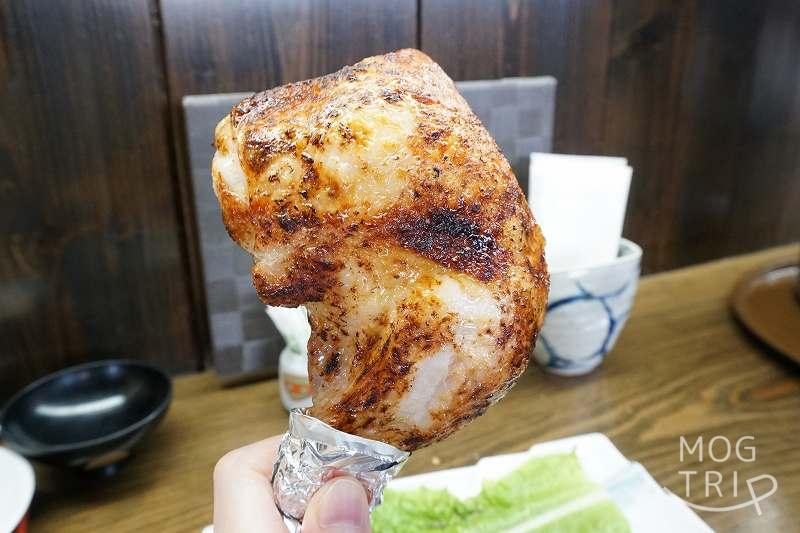 「鳥料理小野木」新子焼きを持ち上げた様子