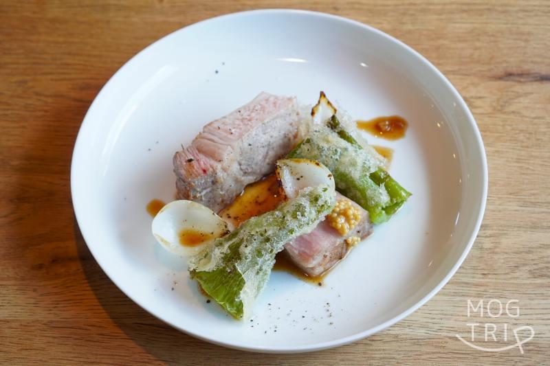 フレンチレストラン「Le Ann(ル アン)」のかみこみ豚の炭火焼がテーブルに置かれている