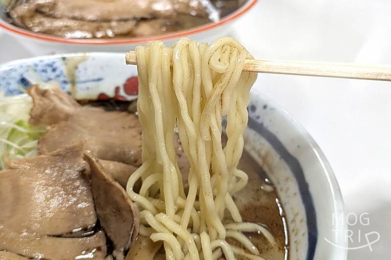 蜂屋本店の「しおラーメン」の麺
